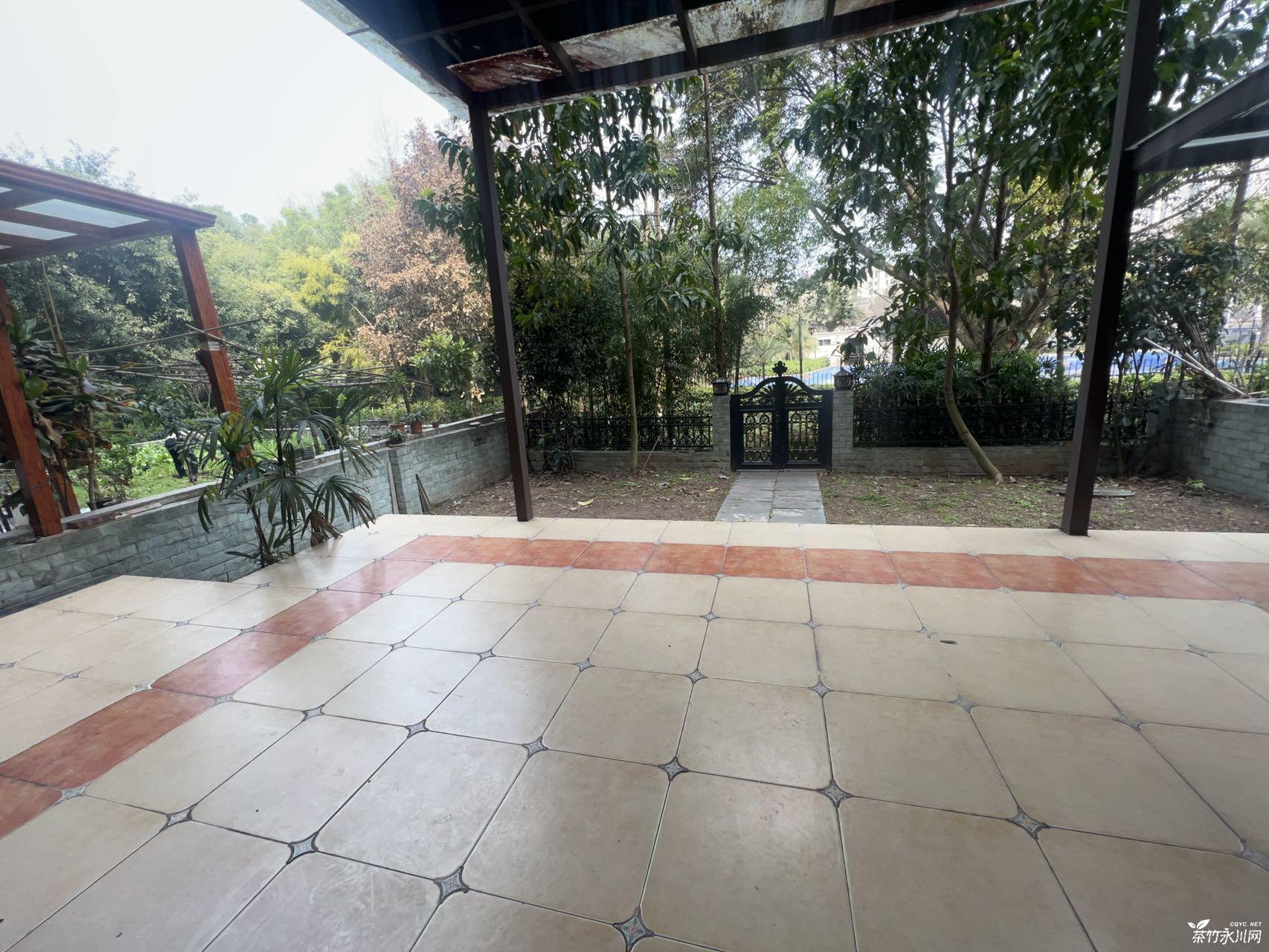 带前后花园，200平米的花园！住家精装！喜欢种花种菜的！这个房子安逸得板